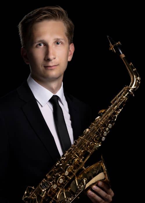 Aigars RAUMANIS, musicien ambassadeur JLV, avec son instrument équipé d'une ligature JLV