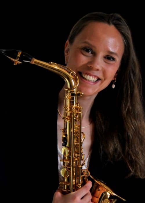 Aina HELGELAND DAVIDSEN, musicien ambassadeur JLV, avec son instrument équipé d'une ligature JLV