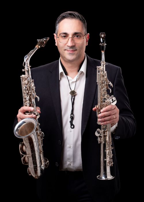 Alessandro TRIANNI, musicien ambassadeur JLV, avec son instrument équipé d'une ligature JLV