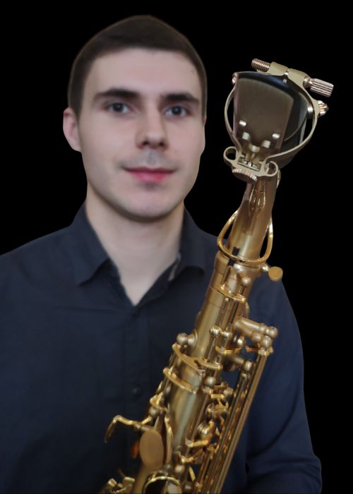 Alexandre BOBEYKO, musicien ambassadeur JLV, avec son instrument équipé d'une ligature JLV