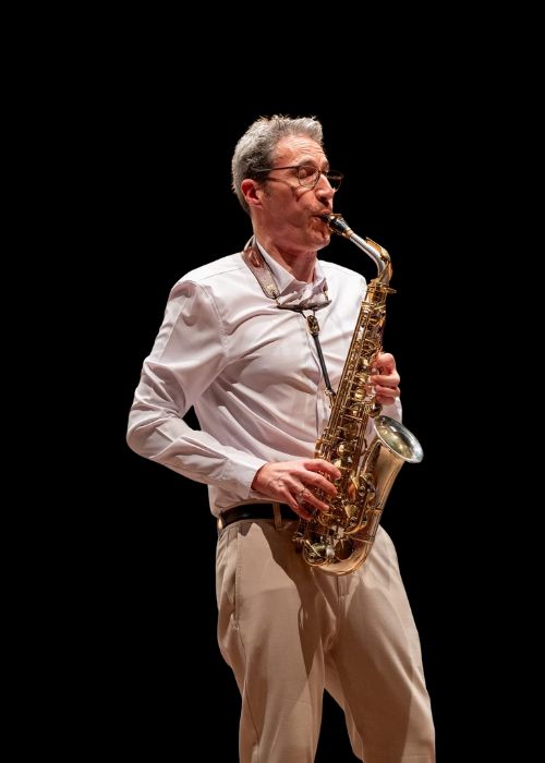 Alfonso PADILLA, musicien ambassadeur JLV, avec son instrument équipé d'une ligature JLV