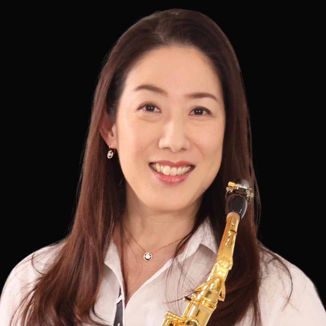 Asako INOUE, musicien ambassadeur JLV, avec son instrument équipé d'une ligature JLV