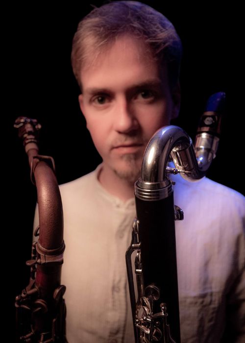 Baptiste STANEK, musicien ambassadeur JLV, avec son instrument équipé d'une ligature JLV
