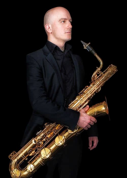 Benjamin CHALAT, musicien ambassadeur JLV, avec son instrument équipé d'une ligature JLV