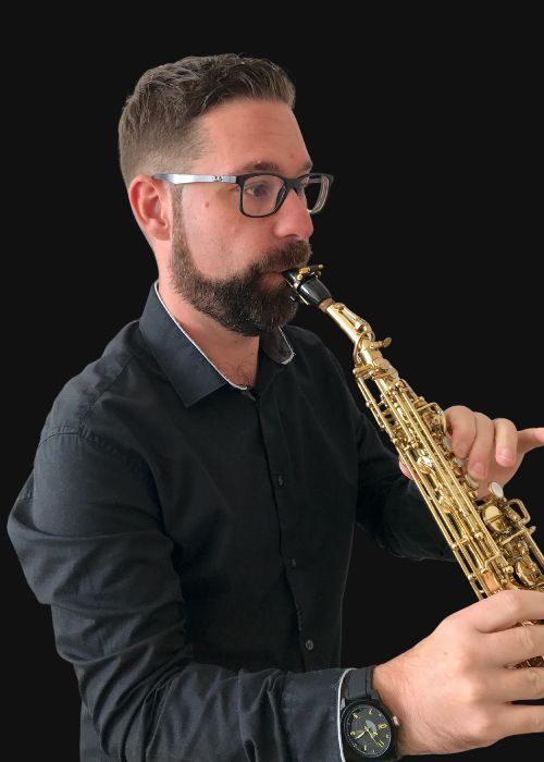 Bertrand Di LEONE, musicien ambassadeur JLV, avec son instrument équipé d'une ligature JLV