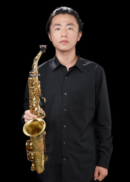 BingChen LI, musicien ambassadeur JLV, avec son instrument équipé d'une ligature JLV
