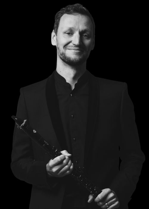 Briac LARDEUX, musicien ambassadeur JLV, avec son instrument équipé d'une ligature JLV