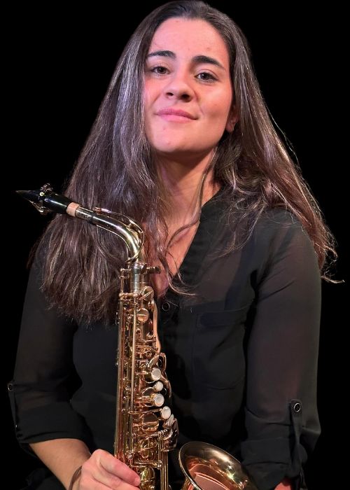Célia TORRES PEREZ, musicien ambassadeur JLV, avec son instrument équipé d'une ligature JLV