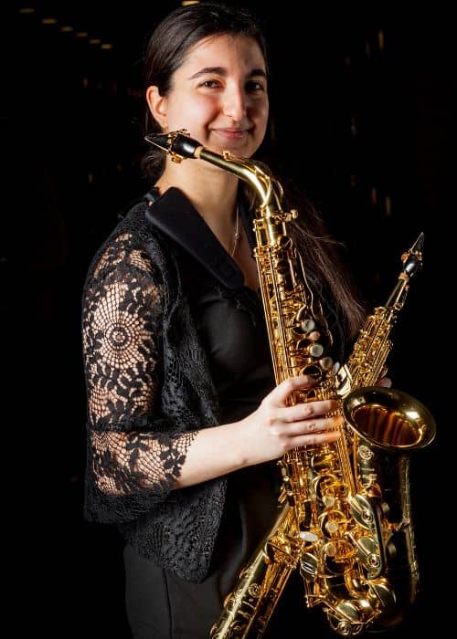 Chiara CANNAVALE, musicienne ambassadrice JLV, avec son instrument équipé d'une ligature JLV