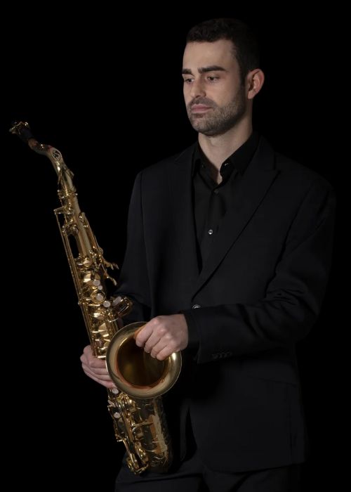 Daniel SANCHEZ MANJAVACAS, musicien ambassadeur JLV, avec son instrument équipé d'une ligature JLV