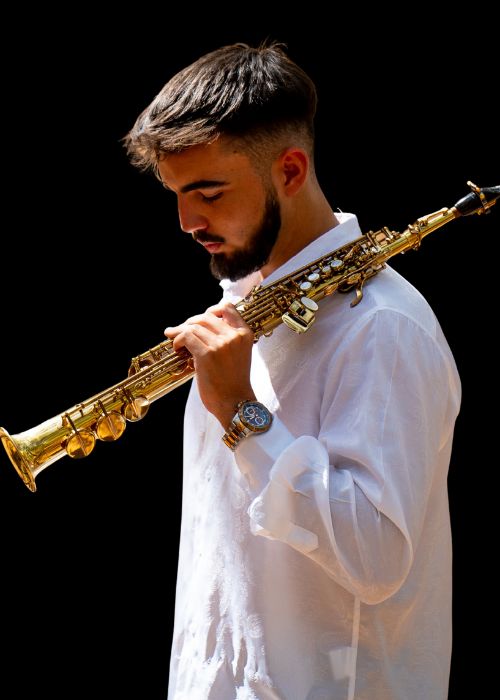 Daniel VALERÓN FALCÓN, musicien ambassadeur JLV, avec son instrument équipé d'une ligature JLV