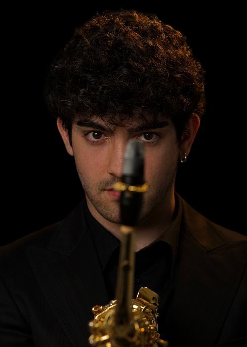 Diego VERGARI, musicien ambassadeur JLV, avec son instrument équipé d'une ligature JLV