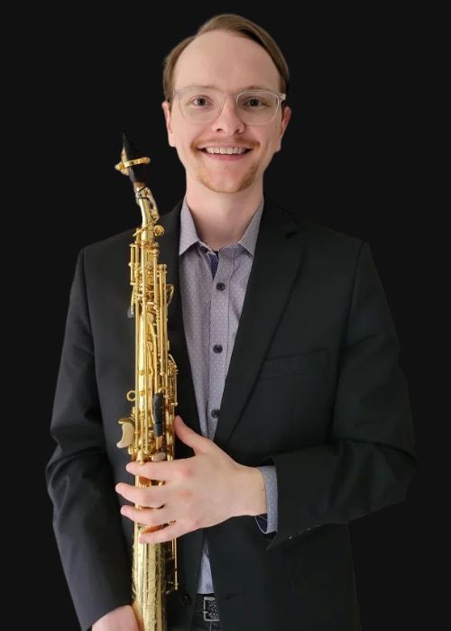 Dylan WARD, musicien ambassadeur JLV, avec son instrument équipé d'une ligature JLV