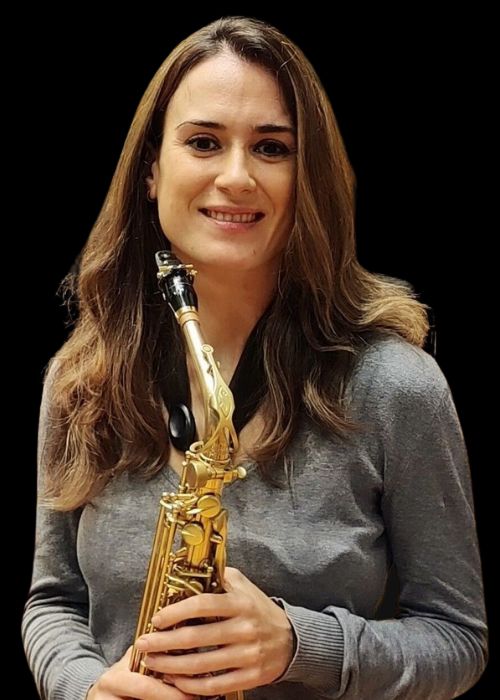 Elisa URRESTARAZU CAPELLÂN, musicienne ambassadrice JLV, avec son instrument équipé d'une ligature JLV