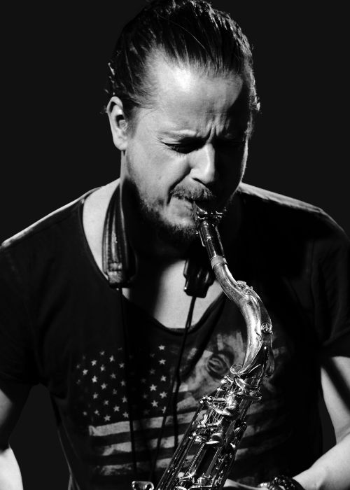 Erlend JENTOFT, musicien ambassadeur JLV, avec son instrument équipé d'une ligature JLV