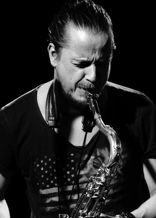 Erlend JENTOFT, musicien ambassadeur JLV, avec son instrument équipé d'une ligature JLV