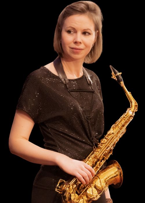 Erzsébet SELELJO, musicien ambassadeur JLV, avec son instrument équipé d'une ligature JLV