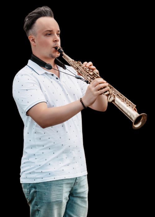 Gergő SZÁNKÁR, musicien ambassadeur JLV, avec son instrument équipé d'une ligature JLV