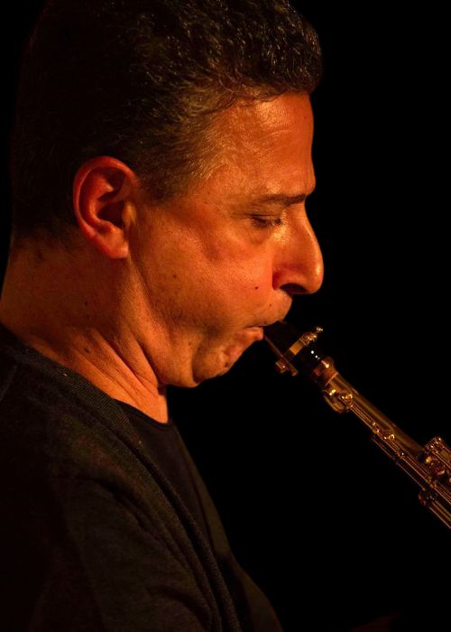 Gianni GEBBIA, musicien ambassadeur JLV, avec son instrument équipé d'une ligature JLV