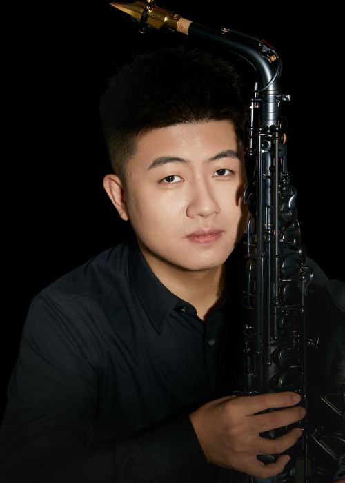 Guo QI, musicien ambassadeur JLV, avec son instrument équipé d'une ligature JLV
