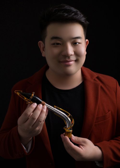 Hanfeng DU, musicien ambassadeur JLV, avec son instrument équipé d'une ligature JLV