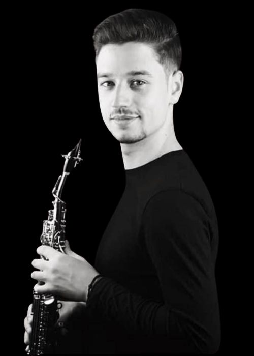 Ismael ARROYO BLAZQUEZ, musicien ambassadeur JLV, avec son instrument équipé d'une ligature JLV