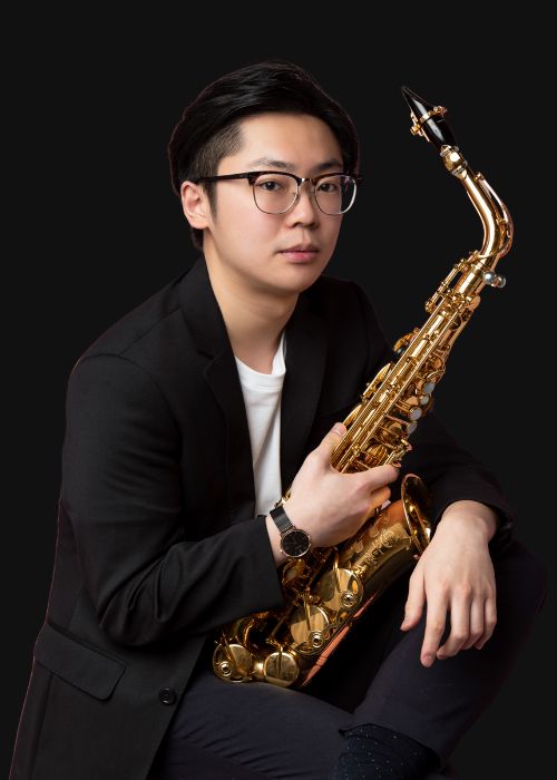 Jason TingKwan LAU, musicien ambassadeur JLV, avec son instrument équipé d'une ligature JLV