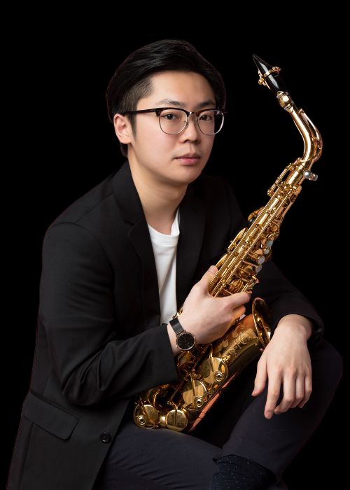 Jason TingKwan LAU, musicien ambassadeur JLV, avec son instrument équipé d'une ligature JLV