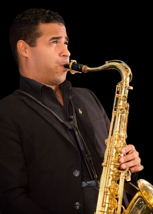 Javier JOSUE PINTO, musicien ambassadeur JLV, avec son instrument équipé d'une ligature JLV