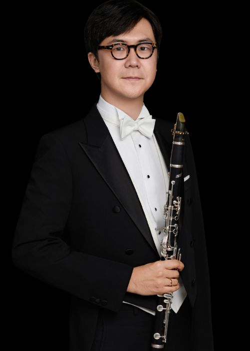 Jiawei ZHANG, musicien ambassadeur JLV, avec son instrument équipé d'une ligature JLV