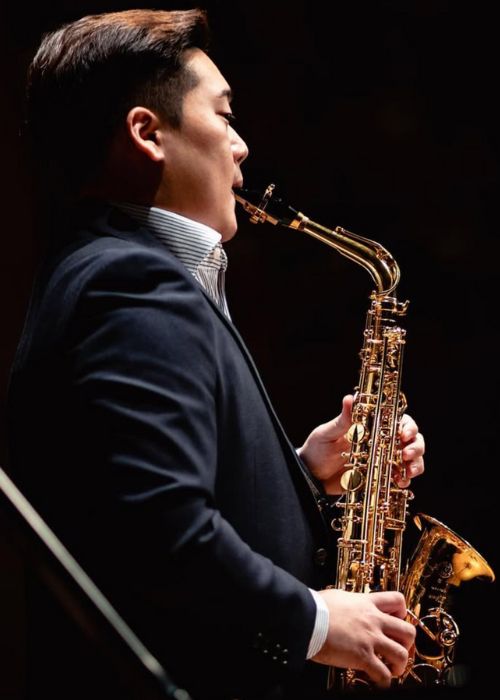JungHoon SONG, musicien ambassadeur JLV, avec son instrument équipé d'une ligature JLV