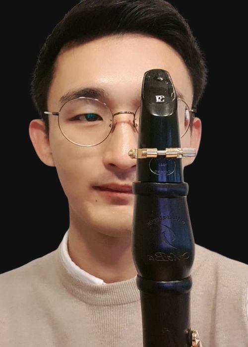 Kim DAEGYUN, musicien ambassadeur JLV, avec son instrument équipé d'une ligature JLV