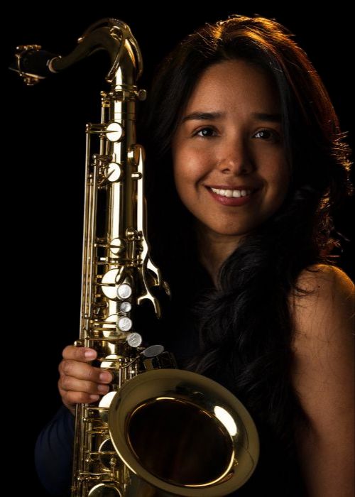 Kimberly CASTRILLON, musicienne ambassadrice JLV, avec son instrument équipé d'une ligature JLV