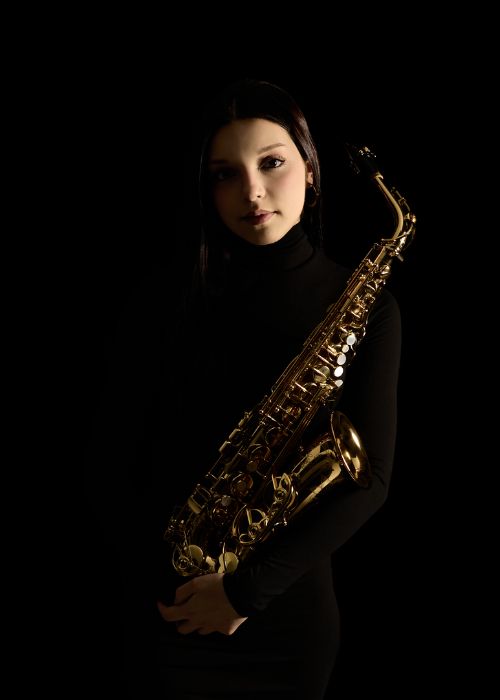 Lene MARUCHACZ, musicienne ambassadrice JLV, avec son instrument équipé d'une ligature JLV