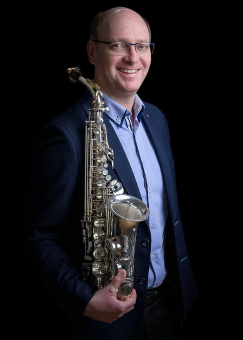 Levente PUSKÁS, musicien ambassadeur JLV, avec son instrument équipé d'une ligature JLV