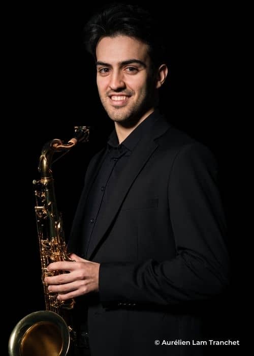 Luis GONZÁLEZ GARRIDO, musicien ambassadeur JLV, avec son instrument équipé d'une ligature JLV