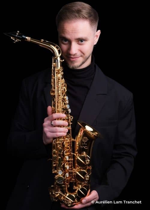 Luis María GONZÁLEZ JIMÉNEZ, musicien ambassadeur JLV, avec son instrument équipé d'une ligature JLV