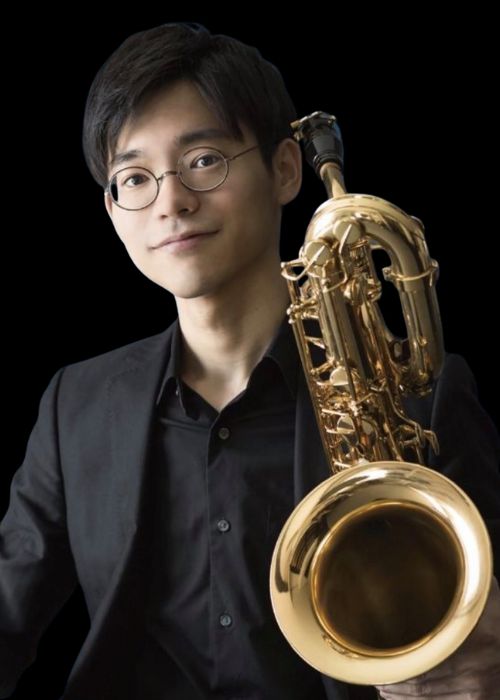 Makoto HONDO, musicien ambassadeur JLV, avec son instrument équipé d'une ligature JLV