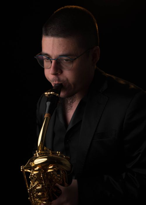 Marco MANCINI, musicien ambassadeur JLV, avec son instrument équipé d'une ligature JLV