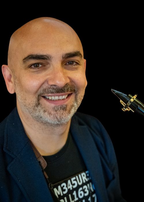 Mariano GARCIA, musicien ambassadeur JLV, avec son instrument équipé d'une ligature JLV