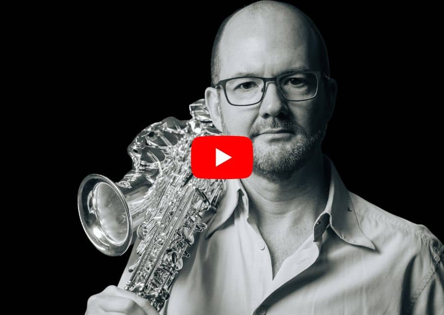 Matt STYLES photo avec son saxophone équipé de la  ligature JLV plaquée platine & or