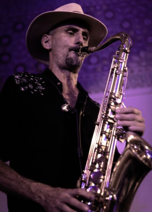 Michael BOUGON, musicien ambassadeur JLV, avec son instrument équipé d'une ligature JLV