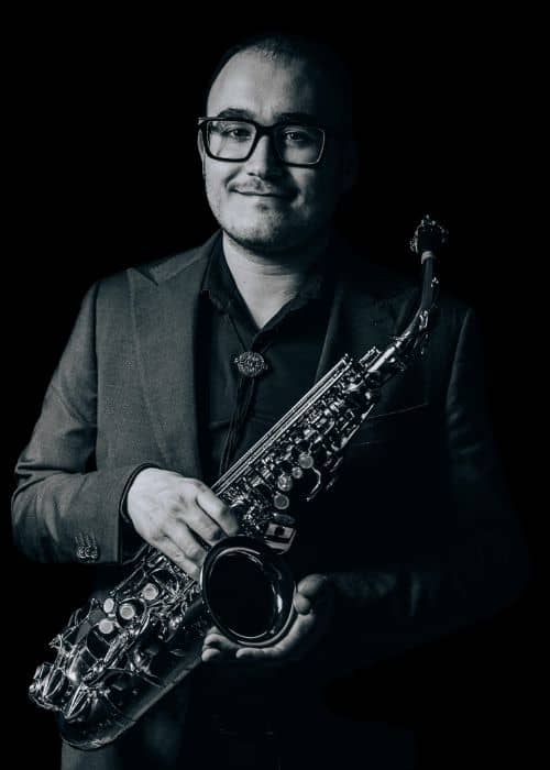 Michele MARIANI, musicien ambassadeur JLV, avec son instrument équipé d'une ligature JLV