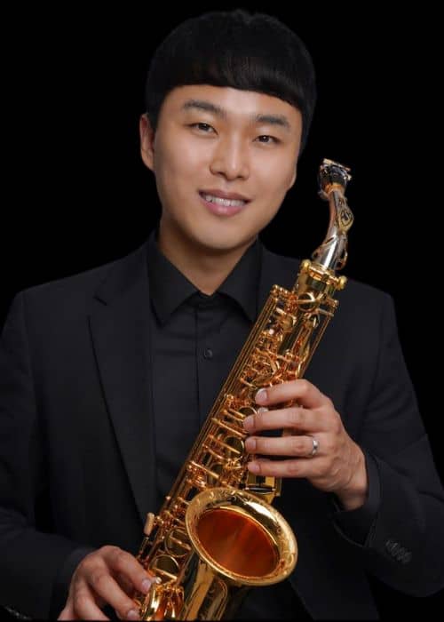 Minwoo SUNG, musicien ambassadeur JLV, avec son instrument équipé d'une ligature JLV