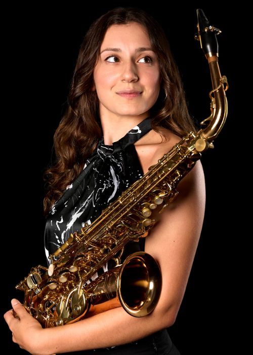 Natalia REVERT FERRERO, musicienne ambassadrice JLV, avec son instrument équipé d'une ligature JLV