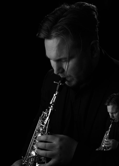 Nico CHIRICHELLA, musicien ambassadeur JLV, avec son instrument équipé d'une ligature JLV