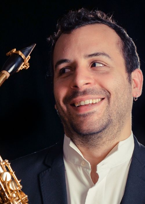 Nicolas ARSENIJEVIC, musicien ambassadeur JLV, avec son instrument équipé d'une ligature JLV