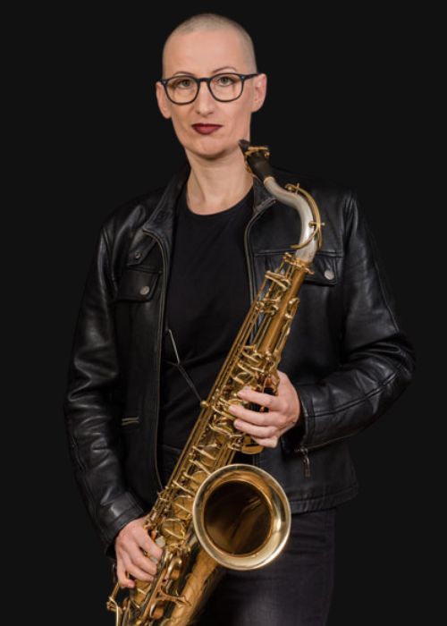 Nikola LUTZ, musicien ambassadeur JLV, avec son instrument équipé d'une ligature JLV