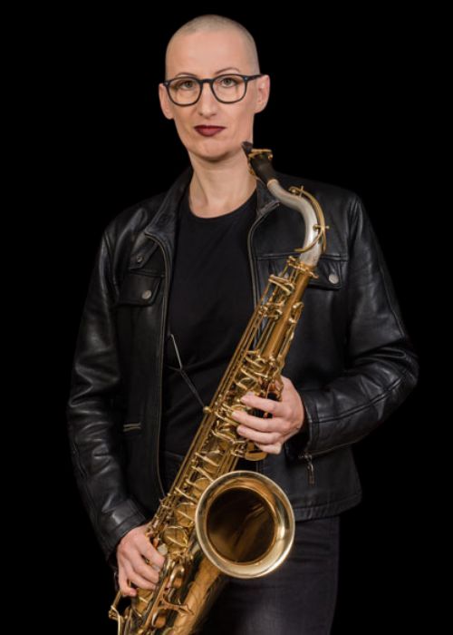 Nikola LUTZ, musicienne ambassadrice JLV, avec son instrument équipé d'une ligature JLV