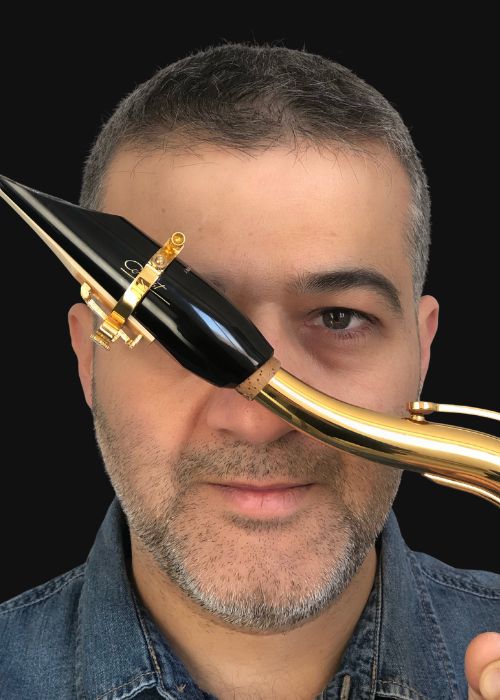 Ricard CAPELLINO, musicien ambassadeur JLV, avec son instrument équipé d'une ligature JLV